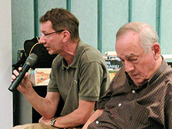 Arnaud Dubus et Jean-Claude Pomonti lors du lancement de Chrétiens évangéliques