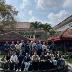 Les participants à l’école d’hiver dans la cour de la Fakultas Teknik, Universitas Gajah Mada, Yogyakarta.
