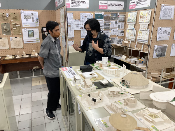 Découverte des travaux des étudiants yogyakartanais d’architecture et échange d’idées.