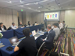 Groupe de personnes travaillant en réunion